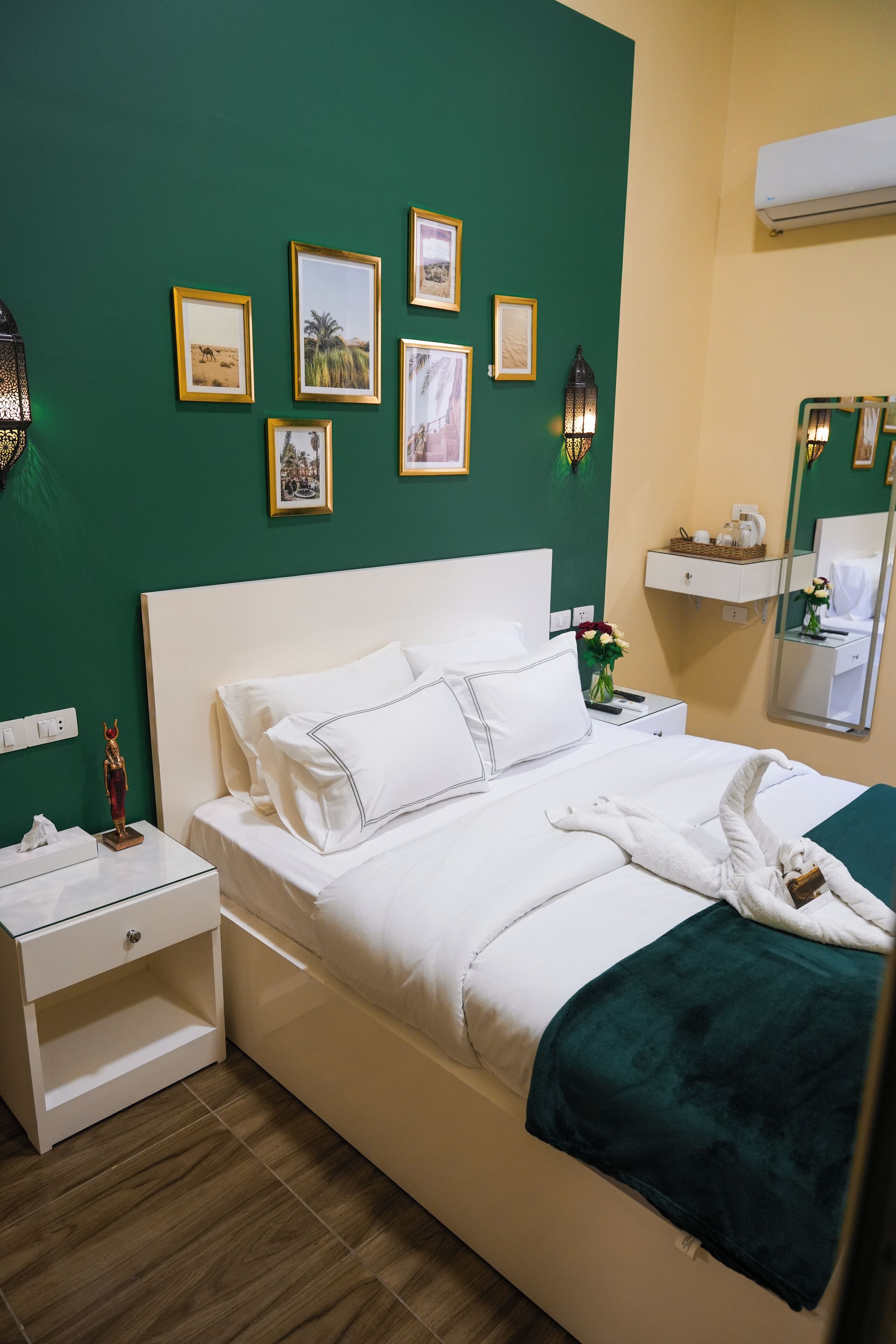 Minibar, desk, laptop workspace, free WiFi