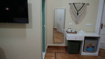 Habitación Deluxe doble, balcón, vistas a la ciudad | Minibar, escritorio, espacio para trabajar con un portátil y wifi gratis