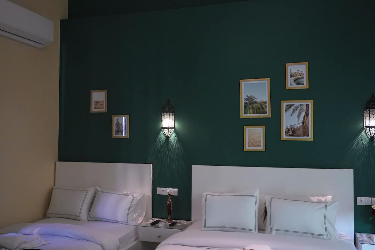 Habitación triple Deluxe, balcón, vista a la ciudad | Minibar, escritorio, espacio para trabajar con laptop y wifi gratis