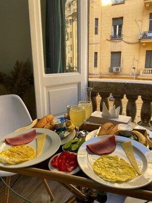 Tägliches inbegriffenes kontinentales Frühstück