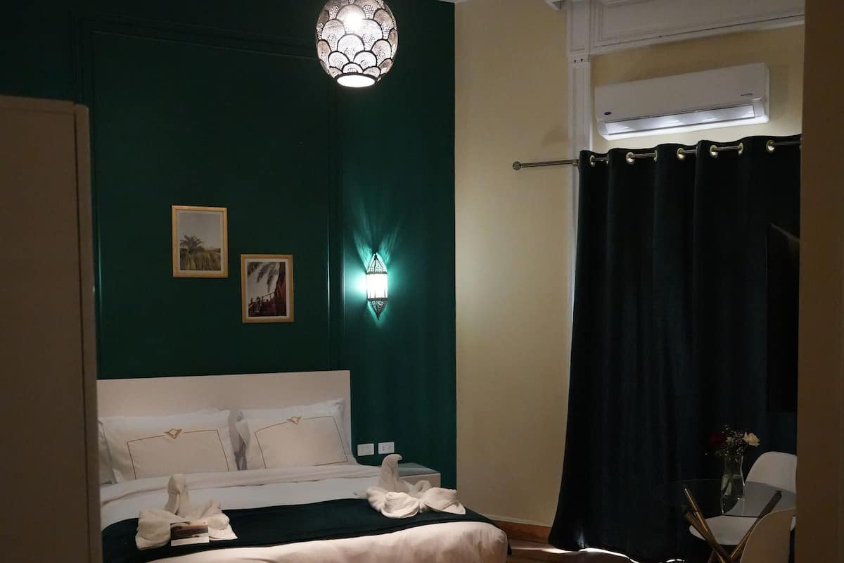 Habitación doble Deluxe, balcón, vista a la ciudad | Minibar, escritorio, espacio para trabajar con laptop y wifi gratis