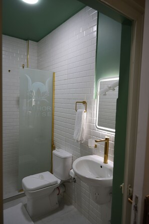 Deluxe Triple Room, Balcony, City View | Bathroom - Hathor House (Cairo)