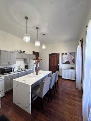 Mikrobølgeovn, ovn, kokeplater og oppvaskmaskin