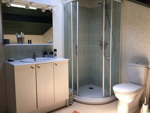 Dusche, Haartrockner, Seife, Toilettenpapier