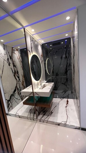 Bathroom shower - Khallouk's Groupe (Nice)