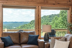 TV connectée, cheminée, baby-foot, espaces bureaux