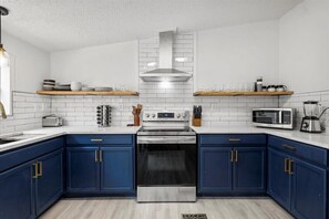 Fridge, microwave, oven, stovetop - Starlight Horizon Cabins E+F+G+H – 4 Side-by-Side Cabins Pet-Friendly Texas Hill (Canyon Lake)