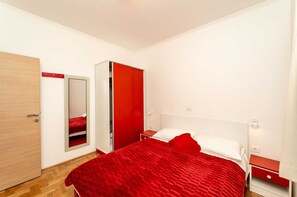 1 habitación, tabla de planchar con plancha, wifi gratis y ropa de cama