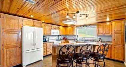 Best Access on Lake Cumberland! 4bedroom waterfront house on boat ramp in Nancy!