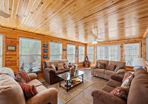 Best Access on Lake Cumberland! 4bedroom waterfront house on boat ramp in Nancy!