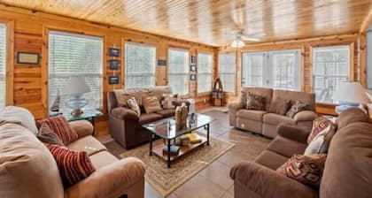 Best Access on Lake Cumberland! 4bedroom waterfront house on boat ramp in Nancy!