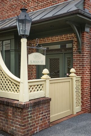 Exterior detail - Main St Lexington Modern Loft APT, walk to WLU VMI (Lexington)