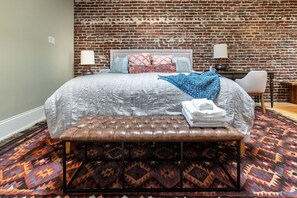 2 bedrooms, desk, iron/ironing board, travel crib - Main St Lexington Modern Loft APT, walk to WLU VMI (Lexington)