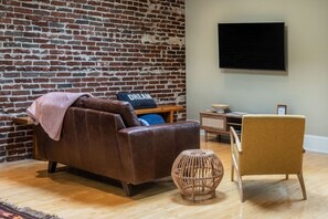 TV - Main St Lexington Modern Loft APT, walk to WLU VMI (Lexington)