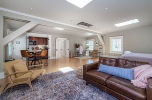 TV - Main St Lexington Modern Loft APT, walk to WLU VMI (Lexington)