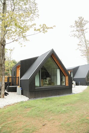 Terrace/patio - Modern Tiny Home 25/With Hot Tub! (Milroy)