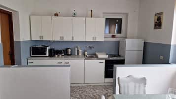 KylskÄp, mikrovÄgsugn, ugn och spishÀll