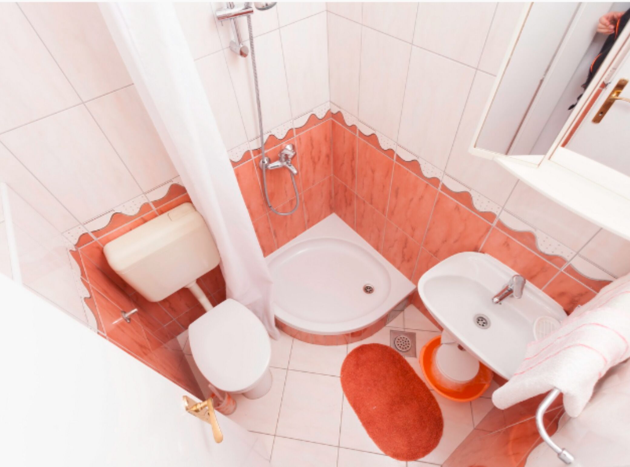 Et badeværelse med toilet, bidet og vask.