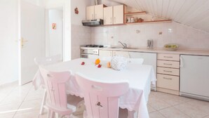 Fridge, microwave, stovetop, toaster - Apartments Lili Two Bedroom Apartment Sea View (Podgora)