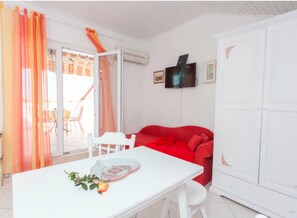 TV - Apartments Lily Studio with Terrace and Sea View (Podgora)
