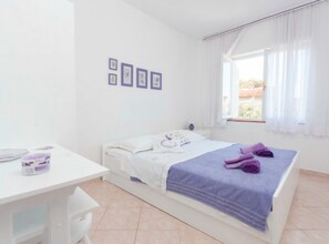 3 bedrooms, iron/ironing board, Internet, bed sheets