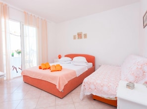 3 bedrooms, iron/ironing board, internet, bed sheets