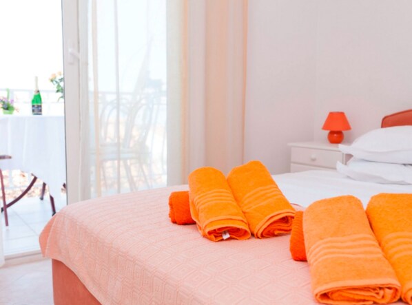 3 habitaciones, tabla de planchar con plancha, internet y ropa de cama