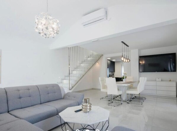 TV, video games - Villa Rest for the soul - Four Bedroom Villa (Zmijavci)