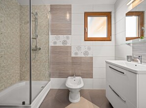 Shower, bidet, towels