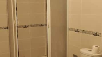 Douche, sèche-cheveux, serviettes fournies, savon