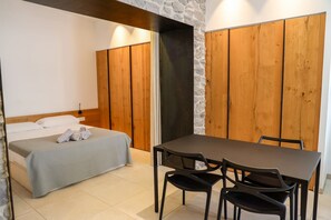 1 dormitori, planxa i posts de planxar, wifi gratuïta i roba de llit