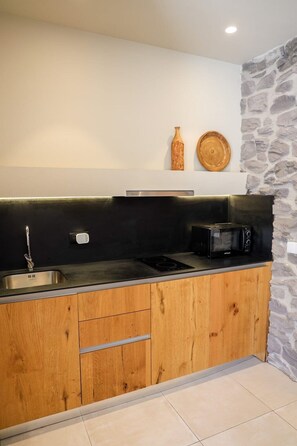 Réfrigérateur, micro-ondes, plaque de cuisson, cafetiÚre/bouilloire