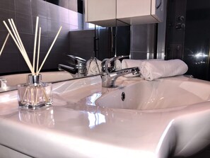 Dusj, hårføner og håndklær