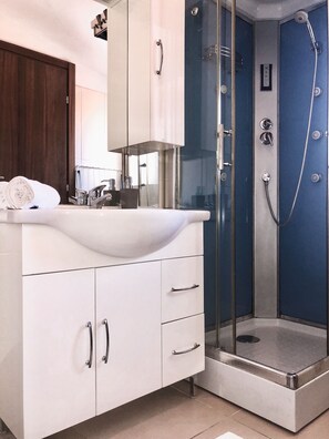 Dusche, Haartrockner, Handtücher, Seife
