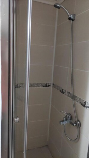 Dusj, hårføner, håndklær og såpe