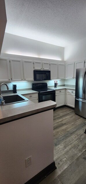 Kylskåp, mikrovågsugn, ugn och spishäll