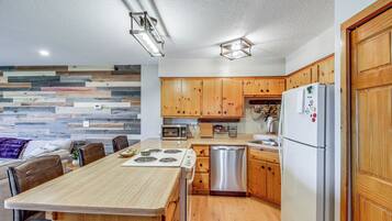 Coffee/tea maker, fridge, microwave, oven