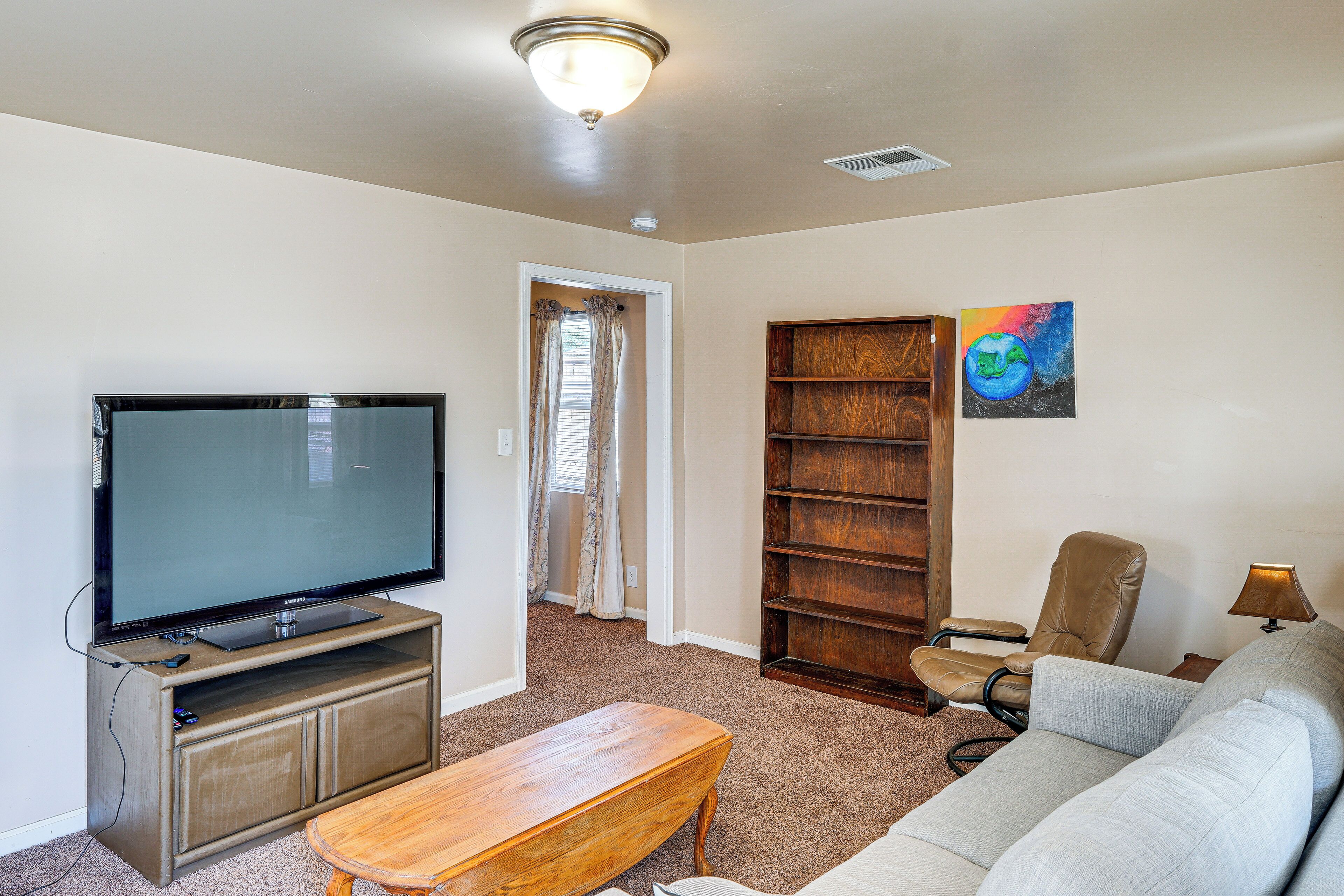 Pet-Friendly Bakersfield Home: 5 Mi to Downtown!