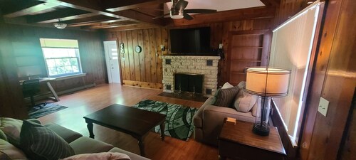   Gorgeous 4-bedroom house in  Middlesboro KY with WiFi, AC. Minutes from LMU