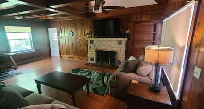 Gorgeous 4-bedroom house in Middlesboro KY with WiFi, AC. Minutes from LMU