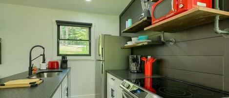 Kühlschrank, Mikrowelle, Ofen, Herdplatte