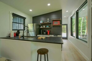 Frigorífico, microondas, horno y placa de cocina