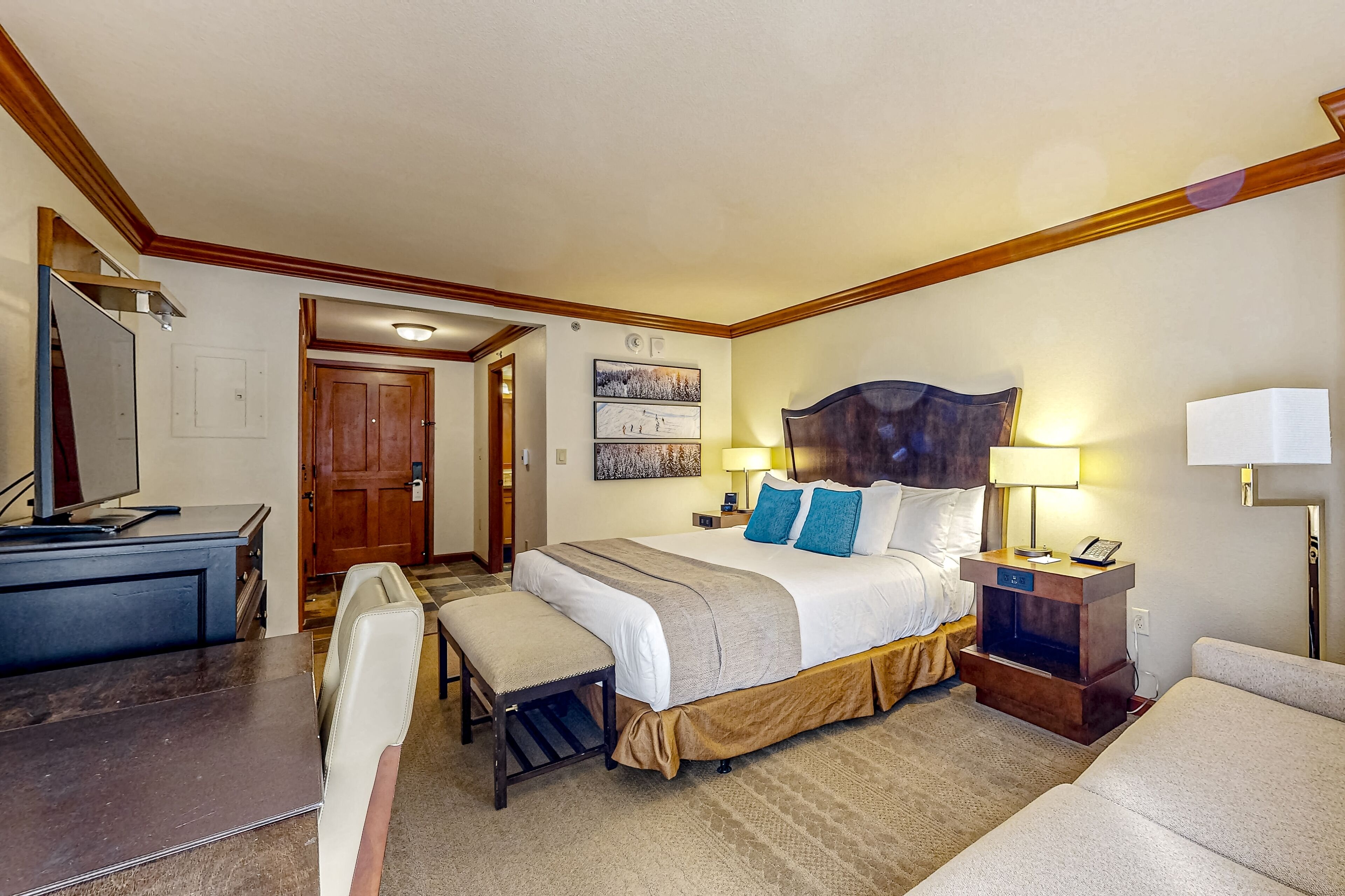 Ski-in/ski-out ground-floor studio with resort amenities, pool, hot-tub, WiFi