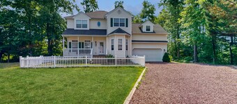 Clearwater Home Close to the Beach w/Shared Pool, Private Washer/Dryer