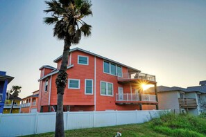 Interior - Beach Boardwalk, Pool Access & Ocean Views Coral Reef by Avantstay (Port Aransas)