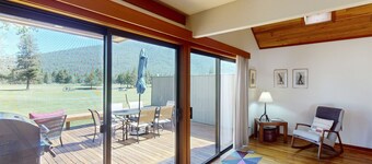 Big Meadow 18th Hole with optional golf privileges, Black Butte views