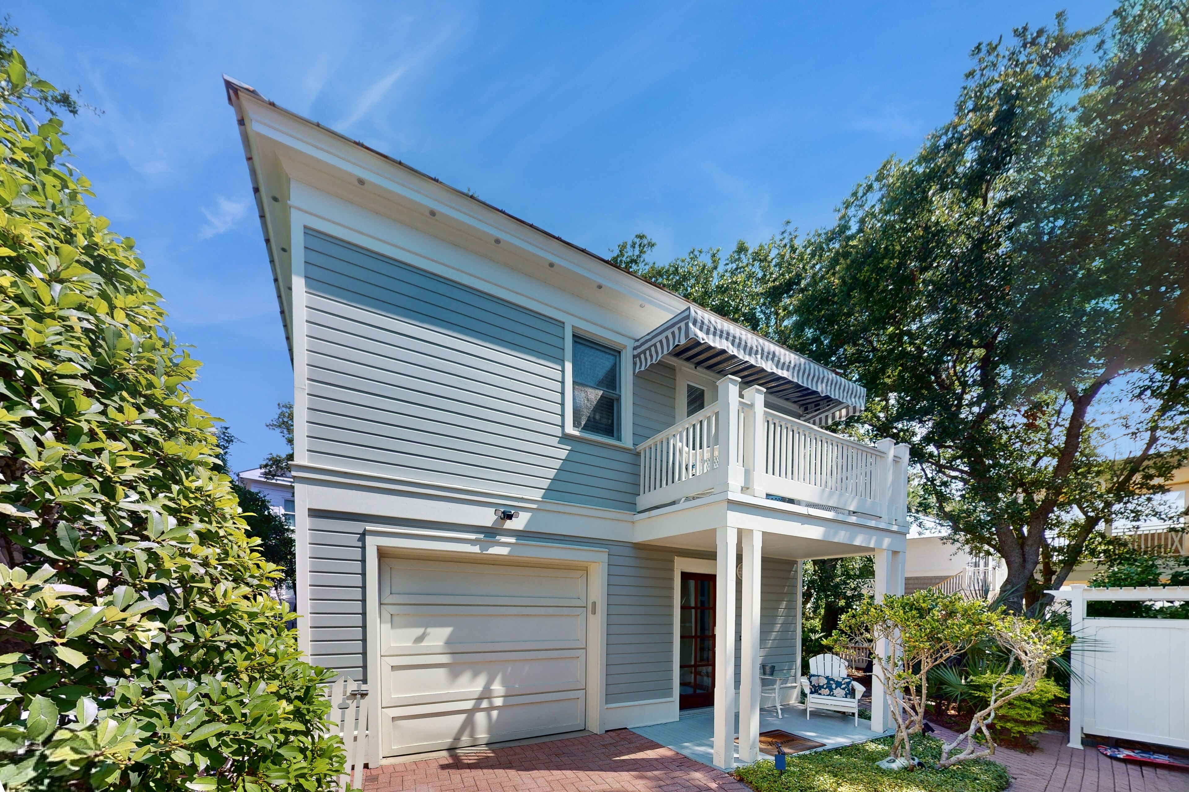 Cozy carriage house with balcony, full kitchen, shared pool, close to beach