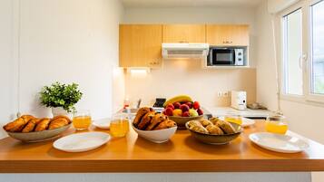 Réfrigérateur, micro-ondes, cafetiÚre/bouilloire, grille-pain