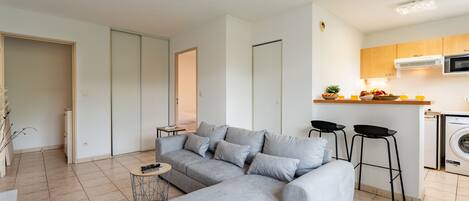 テレビ、DVD プレーヤー