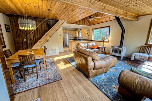 Peaceful cabin in Girdwood, fireplace, wood stove & mountain views